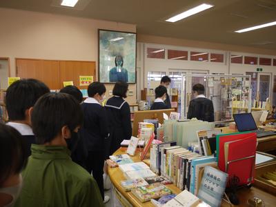 図書館を見学